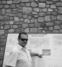 El Ingeniero de la CHG, Miguel Velasco, ante un panel informativo